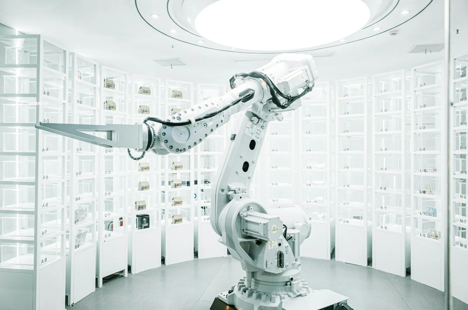 Brazo robótico blanco en exhibición, representación del comercio automatizado por agentes de inteligencia artificial