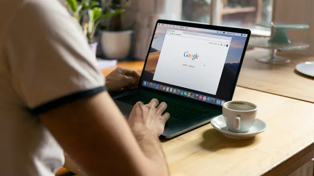 Persona revisando datos en una laptop, tarea de medir la visibilidad de un negocio en buscadores y asistentes de IA