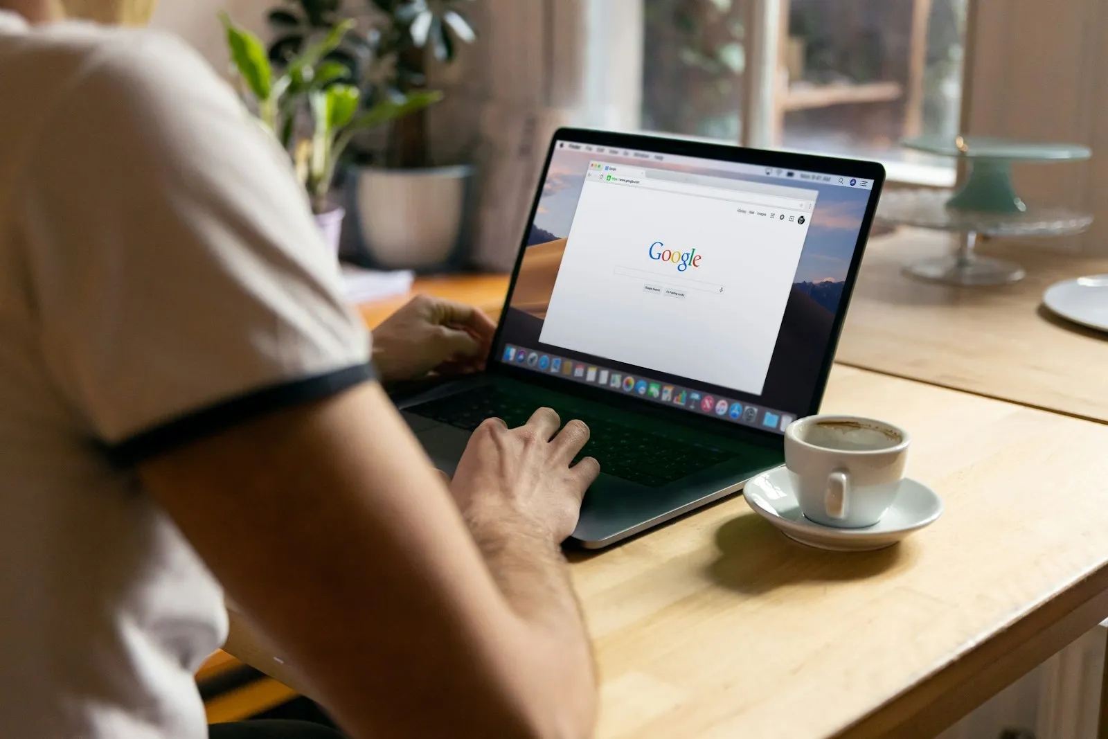 Persona revisando datos en una laptop, tarea de medir la visibilidad de un negocio en buscadores y asistentes de IA