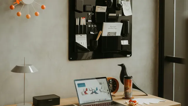 Escritorio ordenado con una laptop, ideal para revisar el checklist de un sitio web en Guadalajara