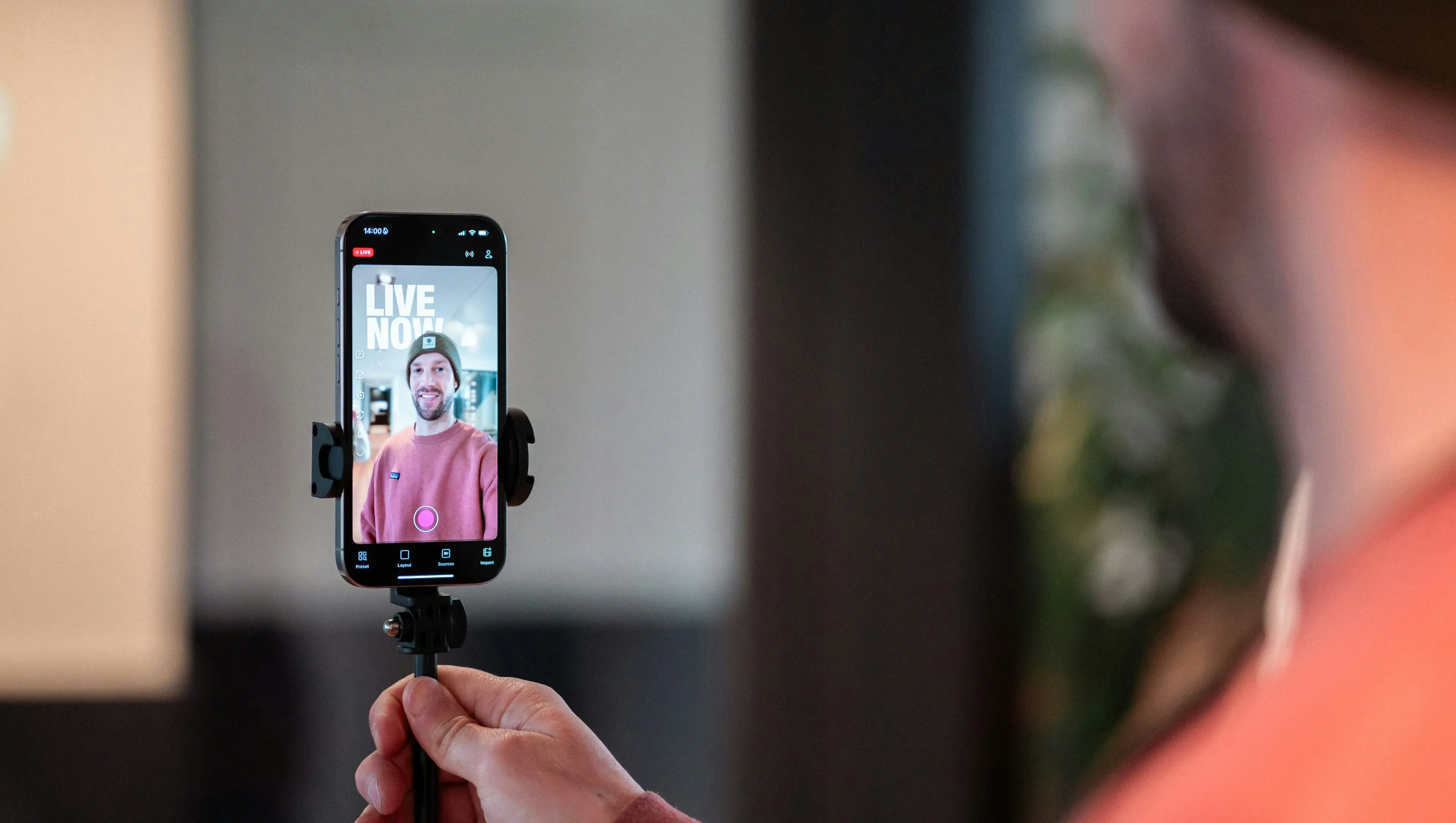 Persona grabándose con su celular en un tripié para vender productos en vivo por TikTok