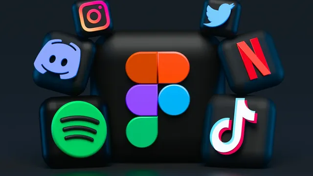 Iconos de aplicaciones de redes sociales en la pantalla de un celular, herramientas del trabajo de un community manager
