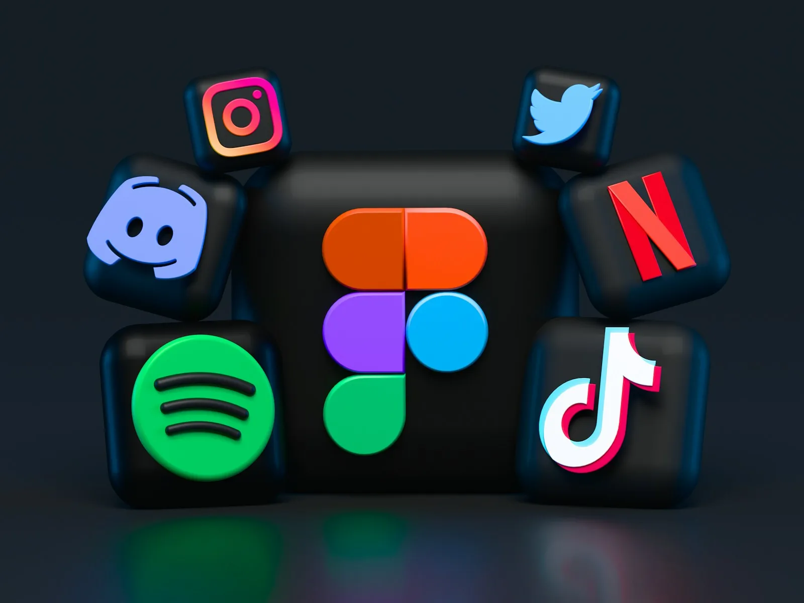 Iconos de aplicaciones de redes sociales en la pantalla de un celular, herramientas del trabajo de un community manager