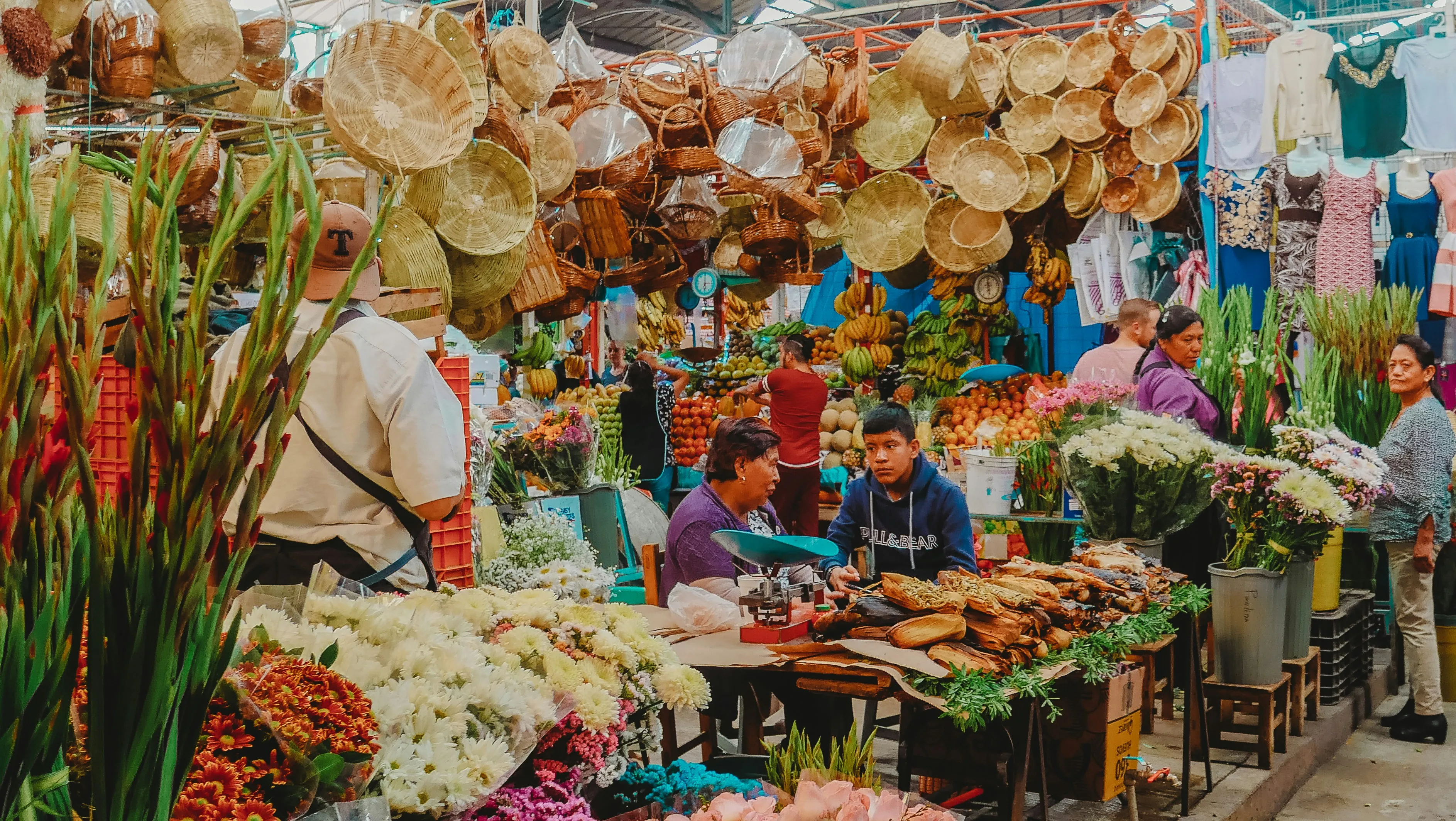 Puesto de un tianguis mexicano con verduras y marchantes, ejemplo de negocio tradicional que puede digitalizarse, en Cholula, Puebla
