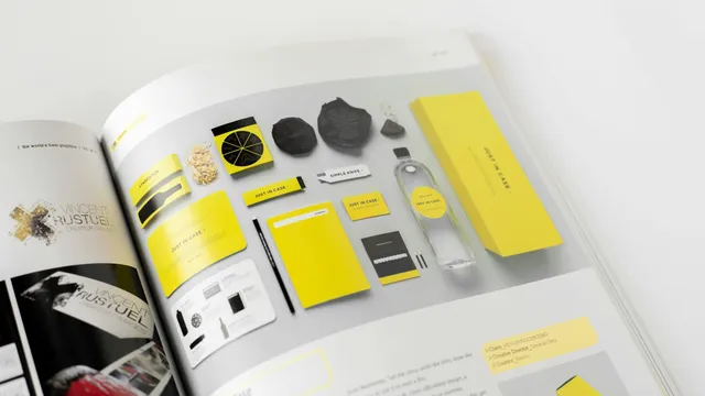 Lata amarilla de producto fotografiada en una maqueta de revista, ejemplo de identidad de marca aplicada a un empaque