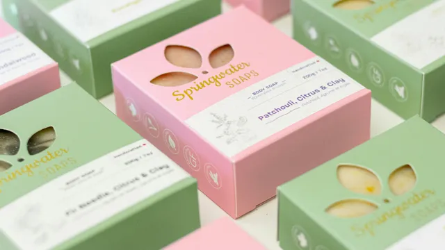 Cajas de cartón en verde y rosa para el empaque de un jabón artesanal, ejemplo de diseño de empaque para un producto pequeño