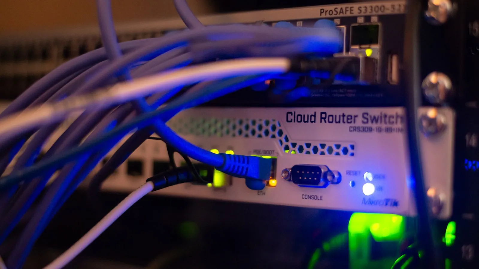Primer plano de un panel de red con cables conectados, infraestructura que decide qué rastreadores pueden leer un sitio web