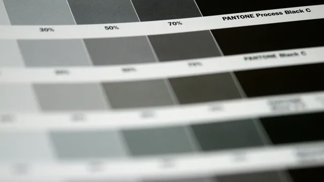 Acercamiento a un muestrario Pantone de colores, herramienta clave del diseño gráfico y la identidad de marca