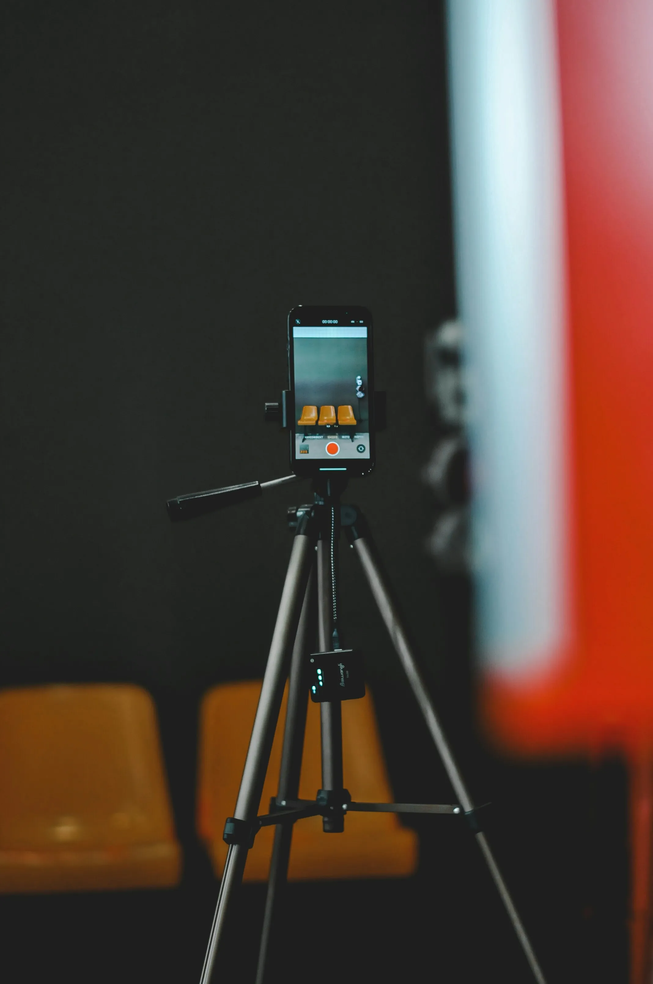 Celular montado en un tripié grabando una escena, listo para producir un Reel de Instagram