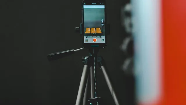 Celular montado en un tripié grabando una escena, listo para producir un Reel de Instagram