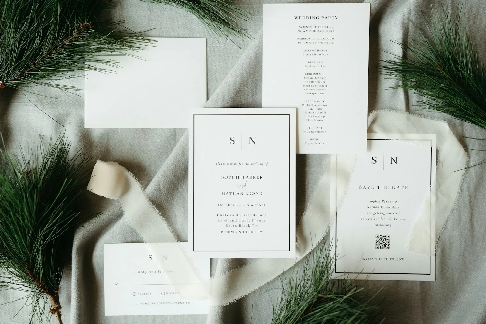 Juego de papelería de boda sobre una superficie clara, con sobres y listones, comparado con las invitaciones digitales