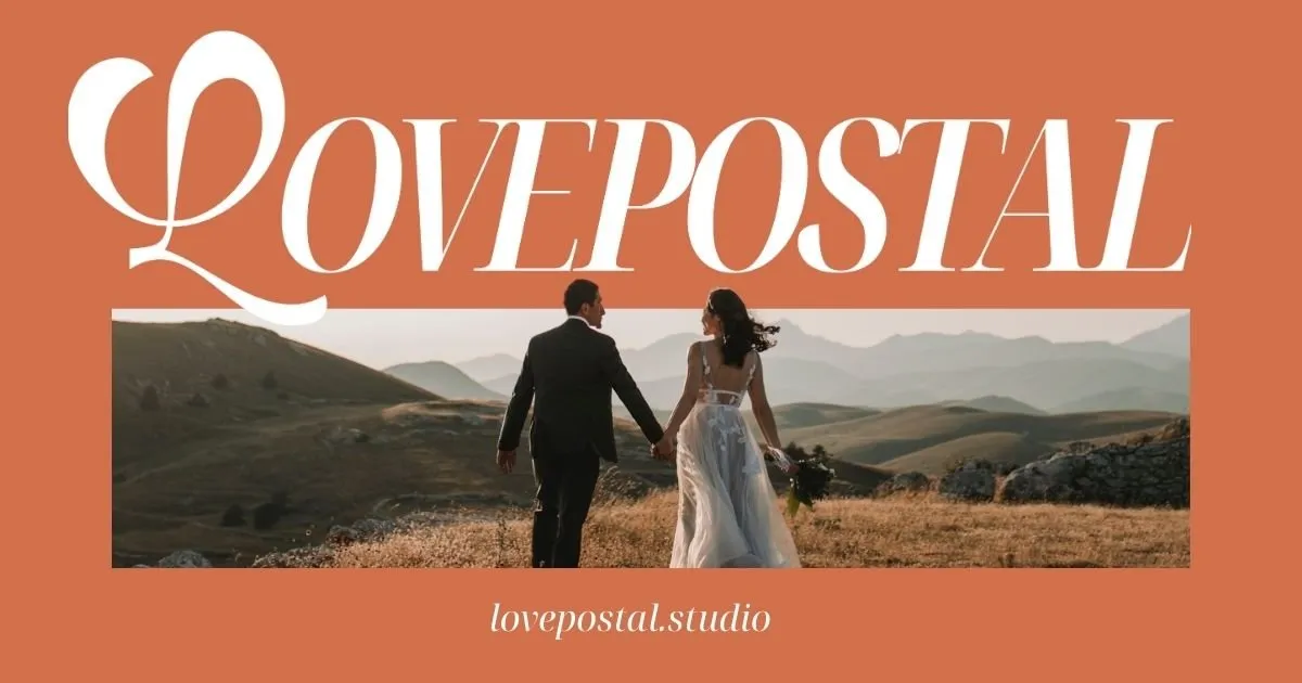 Portada de LOVEPOSTAL sobre fondo terracota: el nombre en tipografía serif blanca sobre una foto de una pareja de novios tomados de la mano caminando por un campo dorado con montañas al fondo