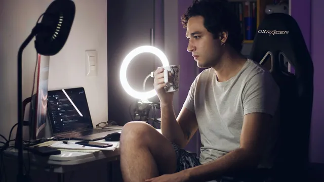 Creador de contenido grabando frente a su celular en un espacio sencillo, formato típico de un microinfluencer local