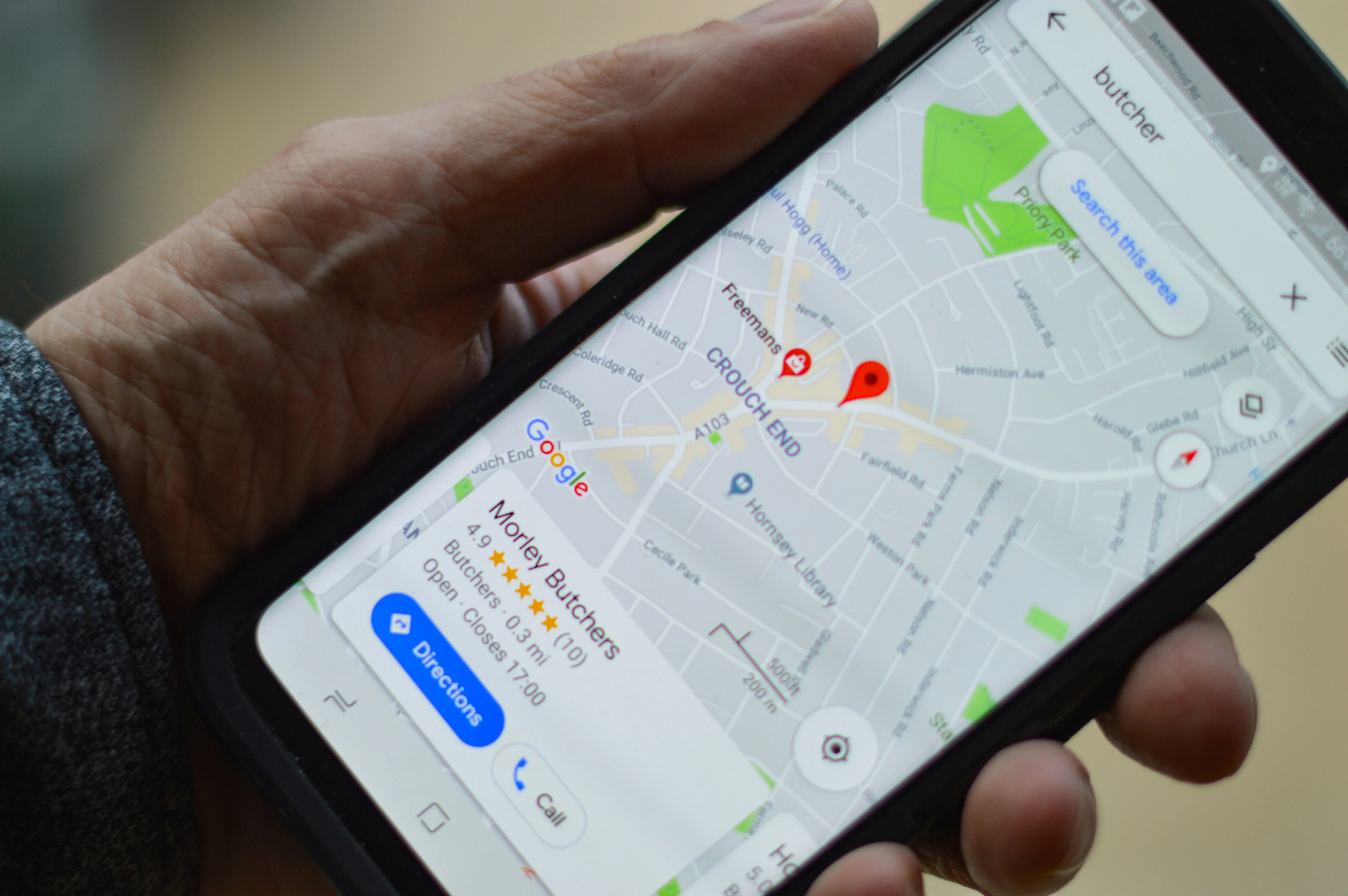 Mano sosteniendo un celular con Google Maps abierto buscando un negocio local en Jalisco