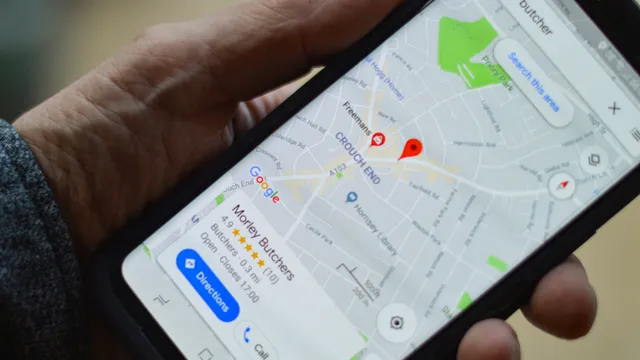 Mano sosteniendo un celular con Google Maps abierto buscando un negocio local en Jalisco