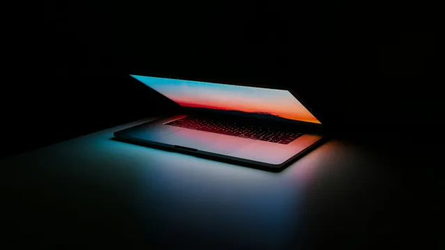 Laptop abierta sobre una superficie clara, equipo básico para poner en línea una página web sencilla