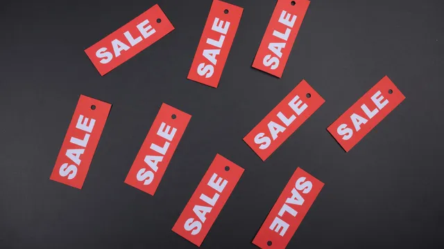 Letrero de descuento en un aparador, ejemplo de promoción de temporada en un comercio
