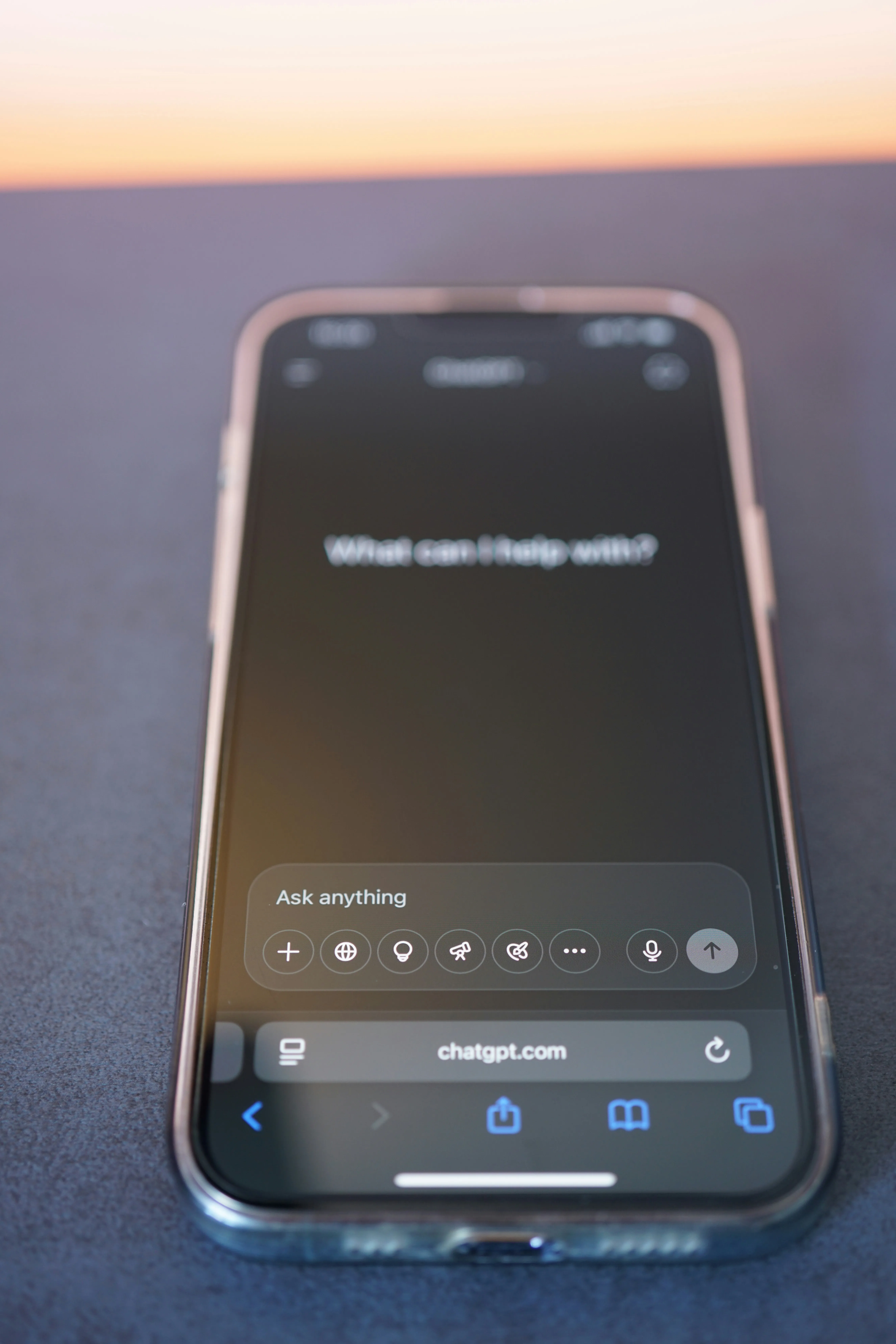 Mano sosteniendo un teléfono con la app de ChatGPT abierta, buscando una recomendación de negocio