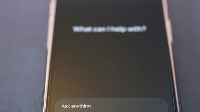 Mano sosteniendo un teléfono con la app de ChatGPT abierta, buscando una recomendación de negocio