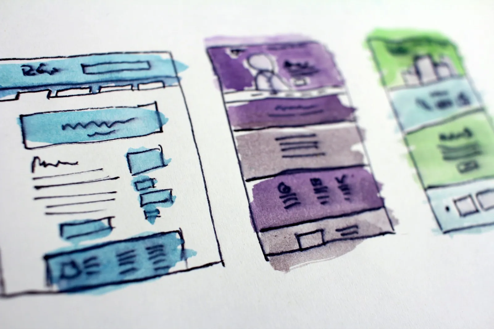 Bocetos de estructura de páginas web sobre papel, etapa previa a rediseñar un sitio
