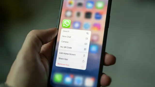 Persona usando un smartphone para atender un pedido, venta por WhatsApp sin tienda en línea